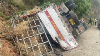 Tài xế 2 ô tô qua đường tham gia cứu hộ nạn nhân vụ lật xe chở dưa hấu