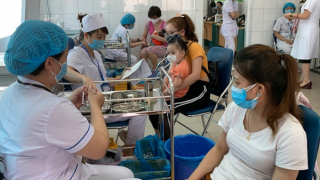 Vì sao các cơ sở y tế công thiếu vaccine dịch vụ?