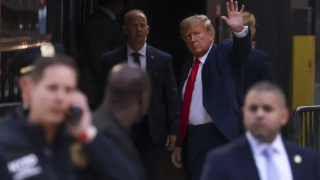 Ông Trump đến New York để ra hầu tòa