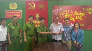 Du khách Singapore đến Huế du lịch đánh rơi tài sản được Công an xã tìm giúp