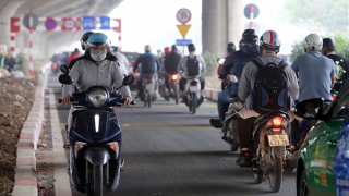 Xe máy lao ngược chiều làn mở rộng đường Nguyễn Xiển bất chấp nguy hiểm