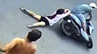 Mua nước rau má, chộp luôn điện thoại rồi rồ ga kéo lê bé gái