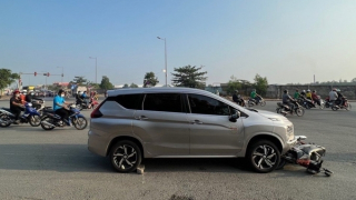 Tài xế ô tô "ngáo đá" tông 3 xe gắn máy đang chờ đèn đỏ