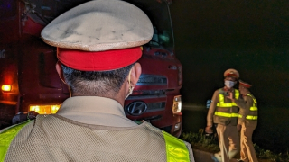 CSGT trắng đêm theo dấu, vây bắt xe quá tải