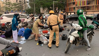 "Xe điên" tông loạt xe máy, người bị thương nằm la liệt