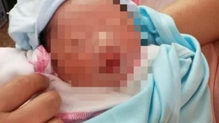 Bé sơ sinh còn nguyên dây rốn bị bỏ rơi bên vệ đường