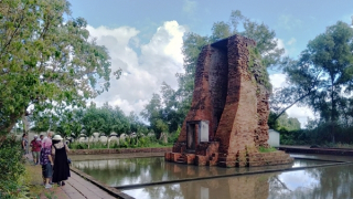 Thăm tháp cổ Vĩnh Hưng