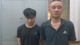 Hai thanh niên cho vay lãi nặng bị bắt trong lúc đi rải tờ rơi