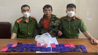 Khống chế đối tượng buôn ma túy kiêm "múa dao"