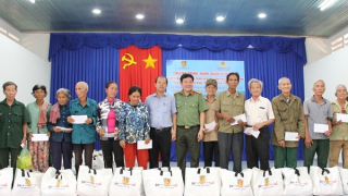 Cục Ngoại tuyến tặng quà người dân và học sinh nghèo vùng biên