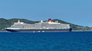 Tàu du lịch biển Queen Elizabeth II đưa gần 1.900 du khách đến vịnh Nha Trang