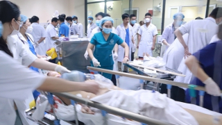 Bệnh nhân nhỏ tuổi nhất vụ TNGT liên hoàn chưa có tiên lượng cụ thể