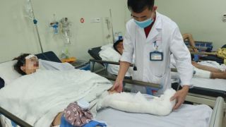 Vụ ô tô tông 17 xe máy: Mẹ cháu bé 3 tuổi bị đa chấn thương nặng