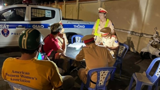 Nhiều “ma men” bị phát giác khi đang tiếp tế thêm bia