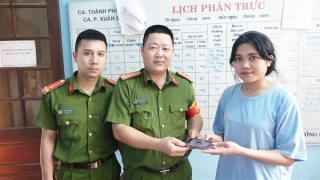 Nhiều du khách, người dân xúc động khi được Công an xã, phường tìm lại tài sản