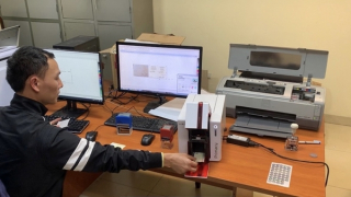 Cặp vợ chồng điều hành đường dây sản xuất giấy tờ giả, thu tiền tỷ mỗi tháng