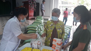 Công an tỉnh Vĩnh Long khám, cấp phát thuốc miễn phí cho đồng bào Khmer