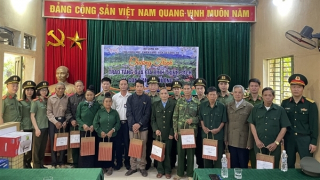 Cục Khoa học, chiến lược và lịch sử Bộ Công an tặng quà tại xã biên giới Mường Và