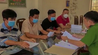 Tuần tra trên đường, phát hiện 4 đối tượng tham gia cá độ bóng đá