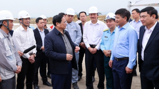 Thủ tướng kiểm tra công trường mở rộng sân bay Điện Biên và một số công trình trọng điểm