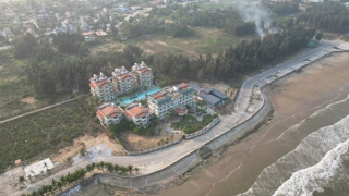 Đường bờ biển Hải Tiến bị “băm” thành nhiều khúc