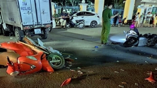 Ôtô tải mất lái tông hàng loạt xe máy, nhiều người bị thuương