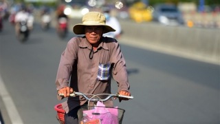 Nắng nóng khắp miền Nam, miền Bắc trời mưa lạnh