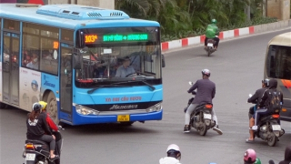 Cận cảnh những màn vượt đèn đỏ khiến giao thông Hà Nội trở nên lộn xộn