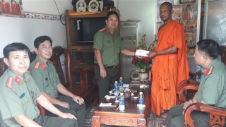 Công an tỉnh Vĩnh Long chúc Tết Chôl Chnăm Thmây
