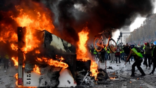 "Bão tố" trong lòng nước Pháp