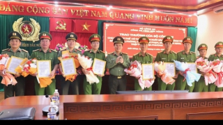 Công an Đắk Nông trao thưởng cho các đơn vị có thành tích xuất sắc