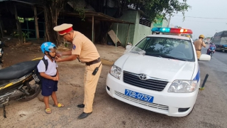 Cảm động CSGT trích tiền lương tặng mũ bảo hiểm học sinh nghèo vùng biên