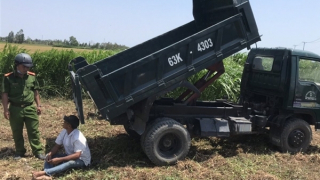 Tài xế chống đối, lao xe tải vào Trung úy Công an