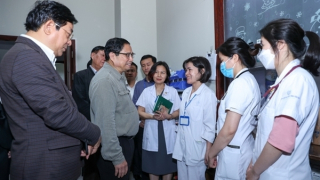 Thủ tướng kiểm tra đột xuất nhiều bệnh viện tuyến cuối, chỉ đạo nhiều vấn đề cấp bách