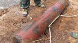 San lấp mặt bằng làm nhà, phát hiện quả bom 250 kg