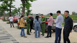 Đang làm lễ bàn giao nhà đất, bị khách hàng kéo đến tố lừa đảo