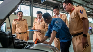 Tiếp tục điều động CSGT hỗ trợ công tác kiểm định tại trung tâm đăng kiểm