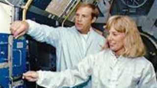 Cặp vợ chồng cùng bay vào không gian