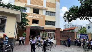 Nhà trường tạm dừng thu tiền sau khi bị phụ huynh phản ứng