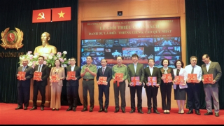 Giới thiệu cuốn sách “Danh dự là điều thiêng liêng, cao quý nhất” trong lực lượng CAND