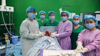 Khối u 1,5kg “cố thủ” hơn 10 năm trong cổ nữ bệnh nhân