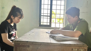 Đút túi hàng ngàn viên nén ma túy để bán thì gặp... Công an