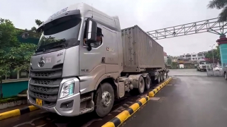 CSGT bắt nhiều xe độ container chở quá tải cát lậu