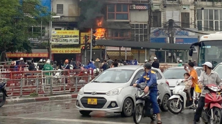 Dập tắt đám cháy tại kho chứa quần, áo trên phố Lê Duẩn