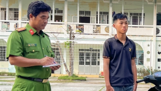 Hai thanh thiếu niên cướp giật vé số của người mù