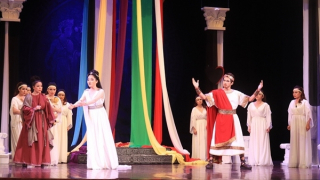 Kết hợp Đông - Tây để thu hút khán giả trẻ