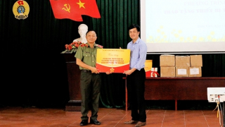 Tặng sách, thiết bị thư viện cho trường Tiểu học Xuân Vinh