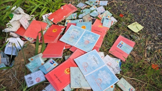 Hàng chục sổ hộ khẩu, CMND, con dấu và huy hiệu CAND trên đường dân sinh