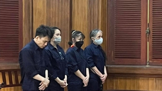 Mẹ và “con gái nuôi” dàn cảnh quan hệ tình dục để tống tiền cụ ông 70 tuổi