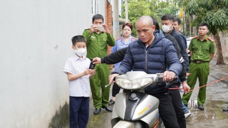 Sau 4 giờ bắt gọn hai tên cướp iPhone trên tay bé trai